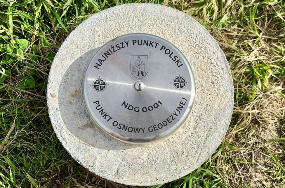 Najniższy punkt Polski: Raczki Elbląskie czy Marzęcino? Najniższy punkt w Polsce, znak geodezyjny