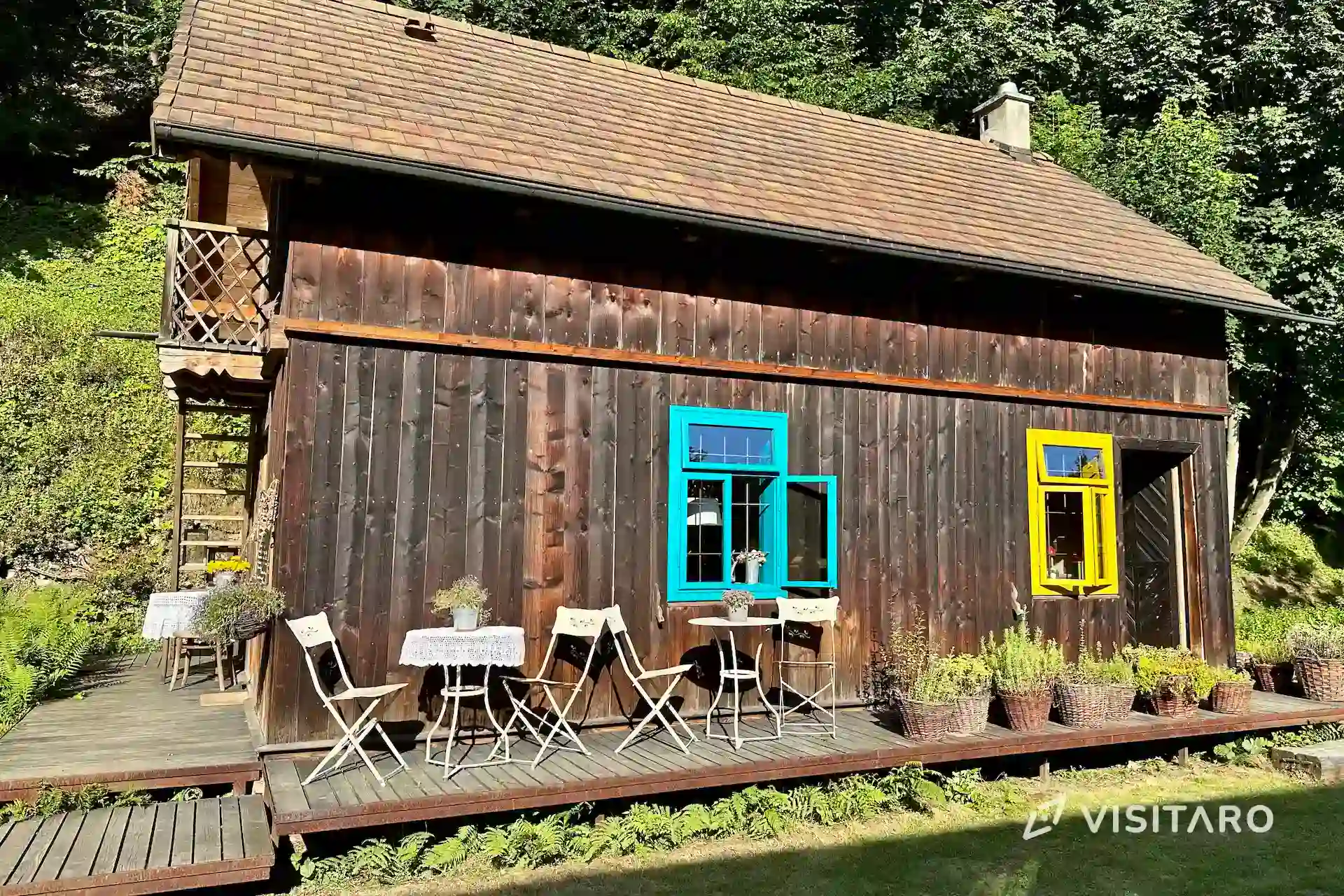 Stara Osada Młynarska Boroniówka. Niezwykła atrakcja w Ojcowskim Parku Narodowym Boroniówka, stoliki kawiarniane