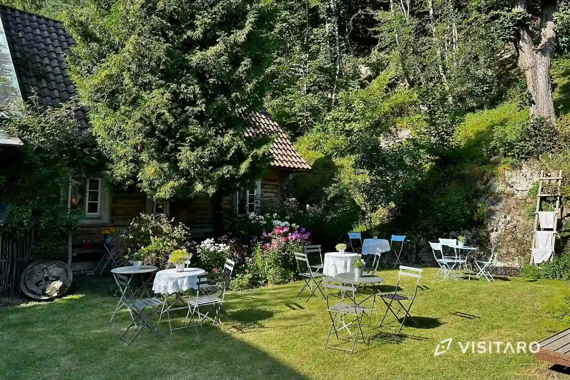 Stara Osada Młynarska Boroniówka. Niezwykła atrakcja w Ojcowskim Parku Narodowym Boroniówka, stoliki kawiarniane