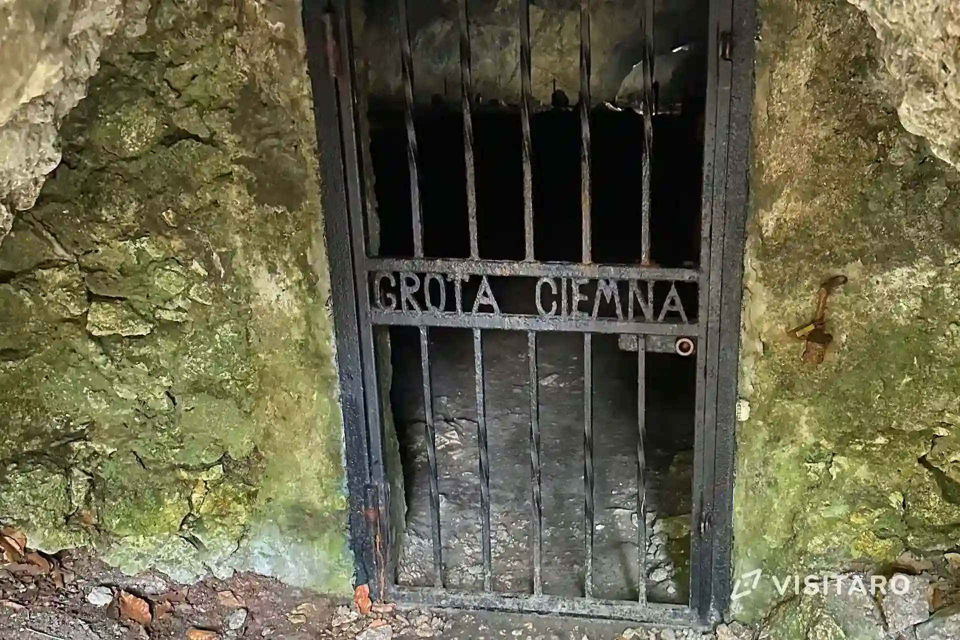 Jaskinia Ciemna. Podziemny dom neandertalczyków i nietoperzy Jaskinia ciemna wejście