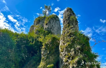 Jaskinia Ciemna, widok na skałę Rękawica, Ojcowski Park Narodowy