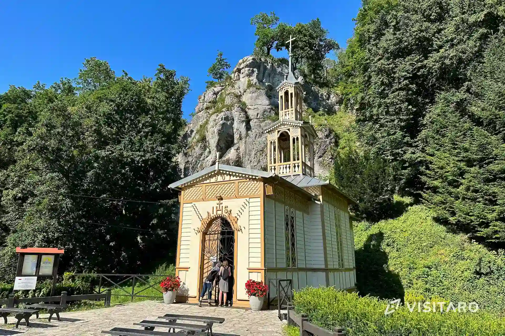 Kaplica na Wodzie. Miejsce kultu ponad strumieniem Kaplica na Wodzie w Ojcowie, widok z zewnątrz