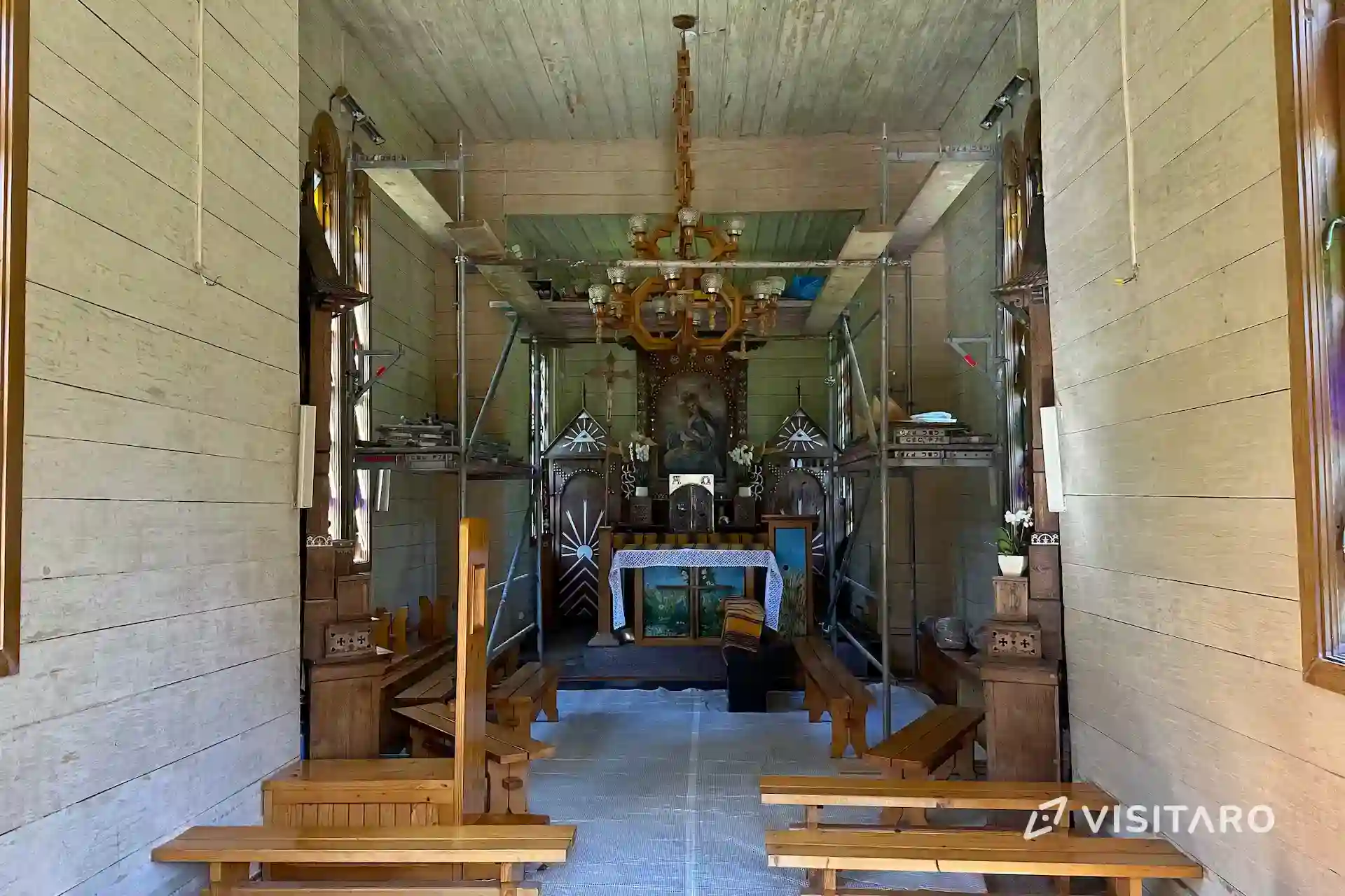 Kaplica na Wodzie. Miejsce kultu ponad strumieniem Kaplica na Wodzie w Ojcowie, wnętrze