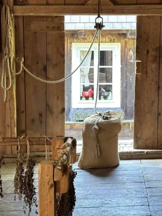 Stara Osada Młynarska Boroniówka. Niezwykła atrakcja w Ojcowskim Parku Narodowym Osada młynarska Boroniówka, wnętrze młyna, Ojcowski Park Narodowy