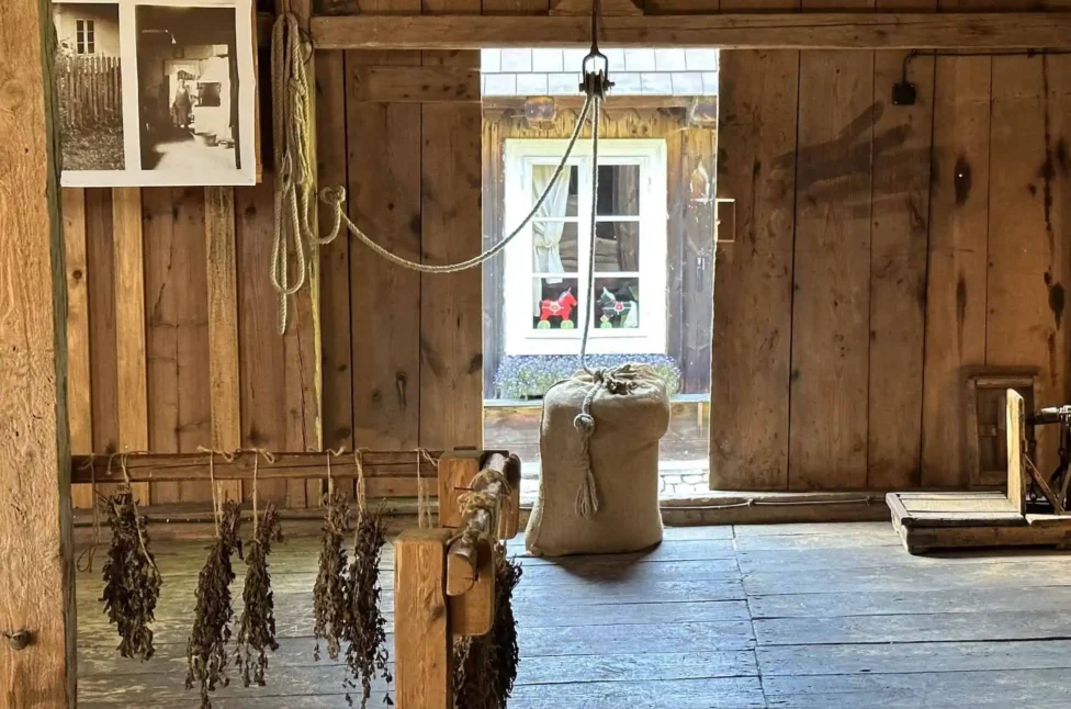 Stara Osada Młynarska Boroniówka. Niezwykła atrakcja w Ojcowskim Parku Narodowym Osada młynarska Boroniówka, wnętrze młyna, Ojcowski Park Narodowy
