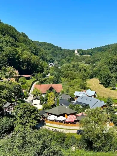 Ojców, Dolina Prądnika, Dolina Sąspowska. Najciekawsze zakątki Ojcowskiego Parku Narodowego Dolina Prądnika widok z Jonaszówki, Ojcowski Park Narodowy
