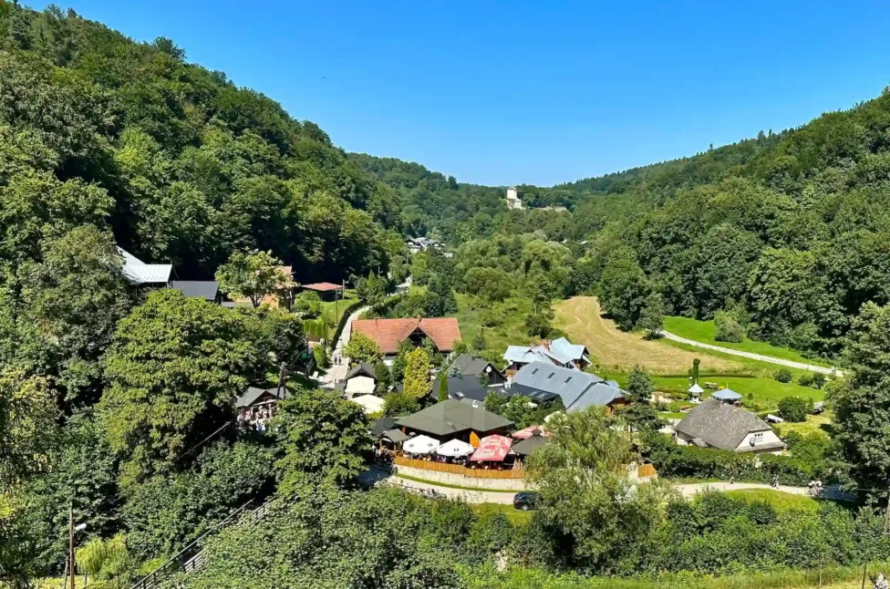 Ojców, Dolina Prądnika, Dolina Sąspowska. Najciekawsze zakątki Ojcowskiego Parku Narodowego Dolina Prądnika widok z Jonaszówki, Ojcowski Park Narodowy