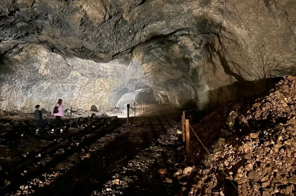 Jaskinia Ciemna. Podziemny dom neandertalczyków i nietoperzy jaskinia ciemna wnętrze, Ojcowski Park Narodowy