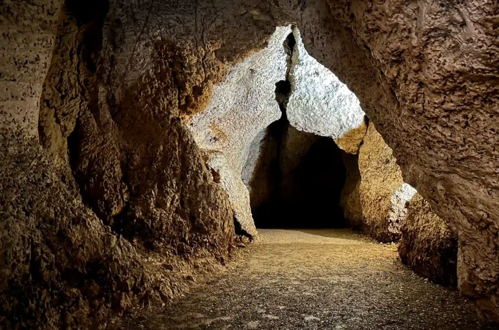 Jaskinia Nietoperzowa. Najdłuższa jaskinia Jury Krakowsko-Częstochowskiej jaskinia nietoperzowa wnętrze