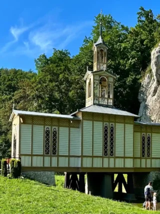 Kaplica na Wodzie. Miejsce kultu ponad strumieniem kaplica na wodzie w ojcowie, Ojcowski Park Narodowy