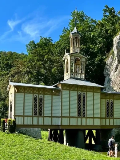 Kaplica na Wodzie. Miejsce kultu ponad strumieniem kaplica na wodzie w ojcowie, Ojcowski Park Narodowy