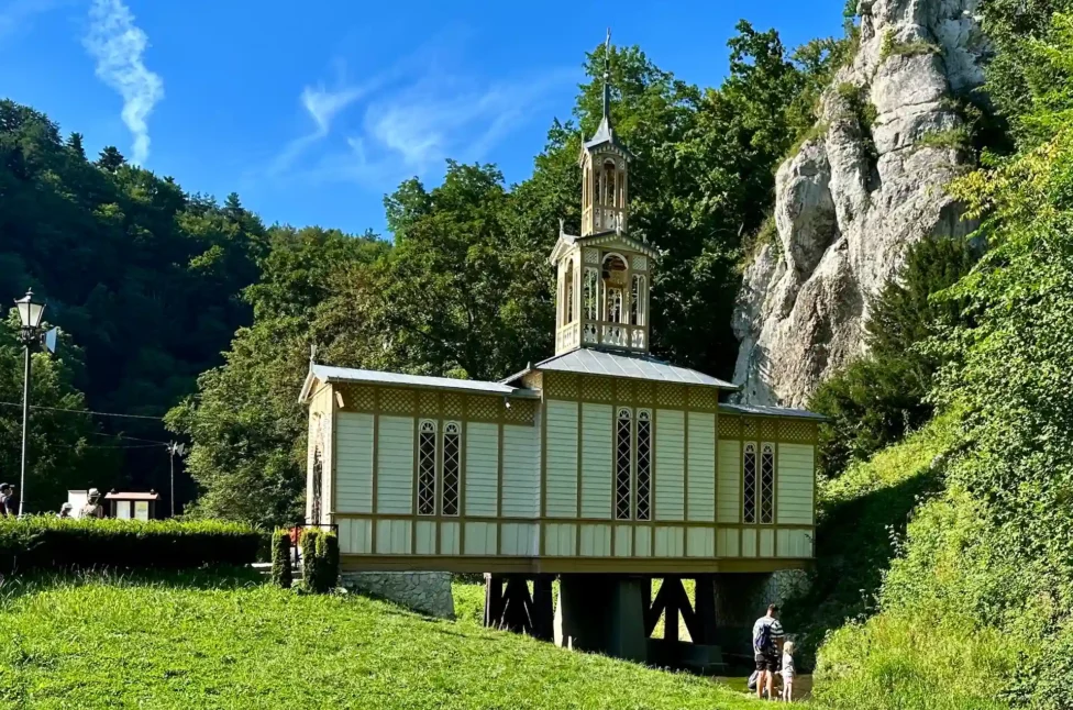 Kaplica na Wodzie. Miejsce kultu ponad strumieniem kaplica na wodzie w ojcowie, Ojcowski Park Narodowy