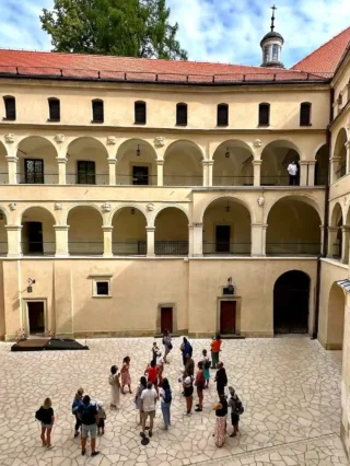 Zamek Pieskowa Skała. Perła polskiego renesansu Zamek Pieskowa Skała dziedziniec arkadowy