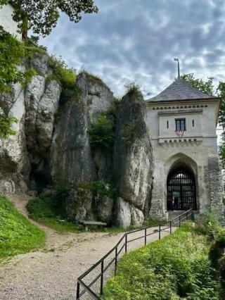 Zamek w Ojcowie. Ruiny jednego z najbardziej znanych zamków w Polsce zamek w Ojcowie brama wjazdowa widok z zewnątrz, Ojcowski Park Narodowy