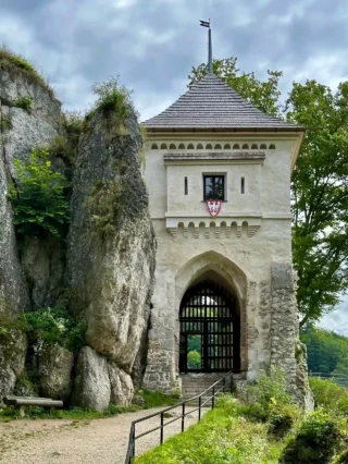 Ojcowski Park Narodowy. Największe atrakcje, ciekawe spacery. Bo małe jest naprawdę piękne! zamek w Ojcowie brama wjazdowa widok z zewnątrz, Ojcowski Park Narodowy