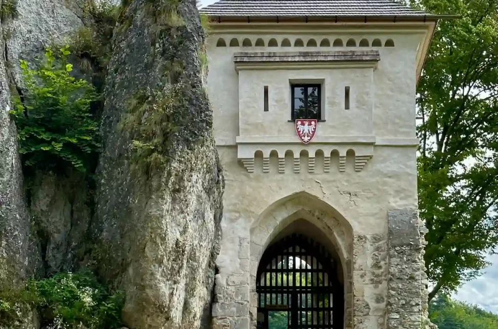 Ojcowski Park Narodowy. Największe atrakcje, ciekawe spacery. Bo małe jest naprawdę piękne! zamek w Ojcowie brama wjazdowa widok z zewnątrz, Ojcowski Park Narodowy