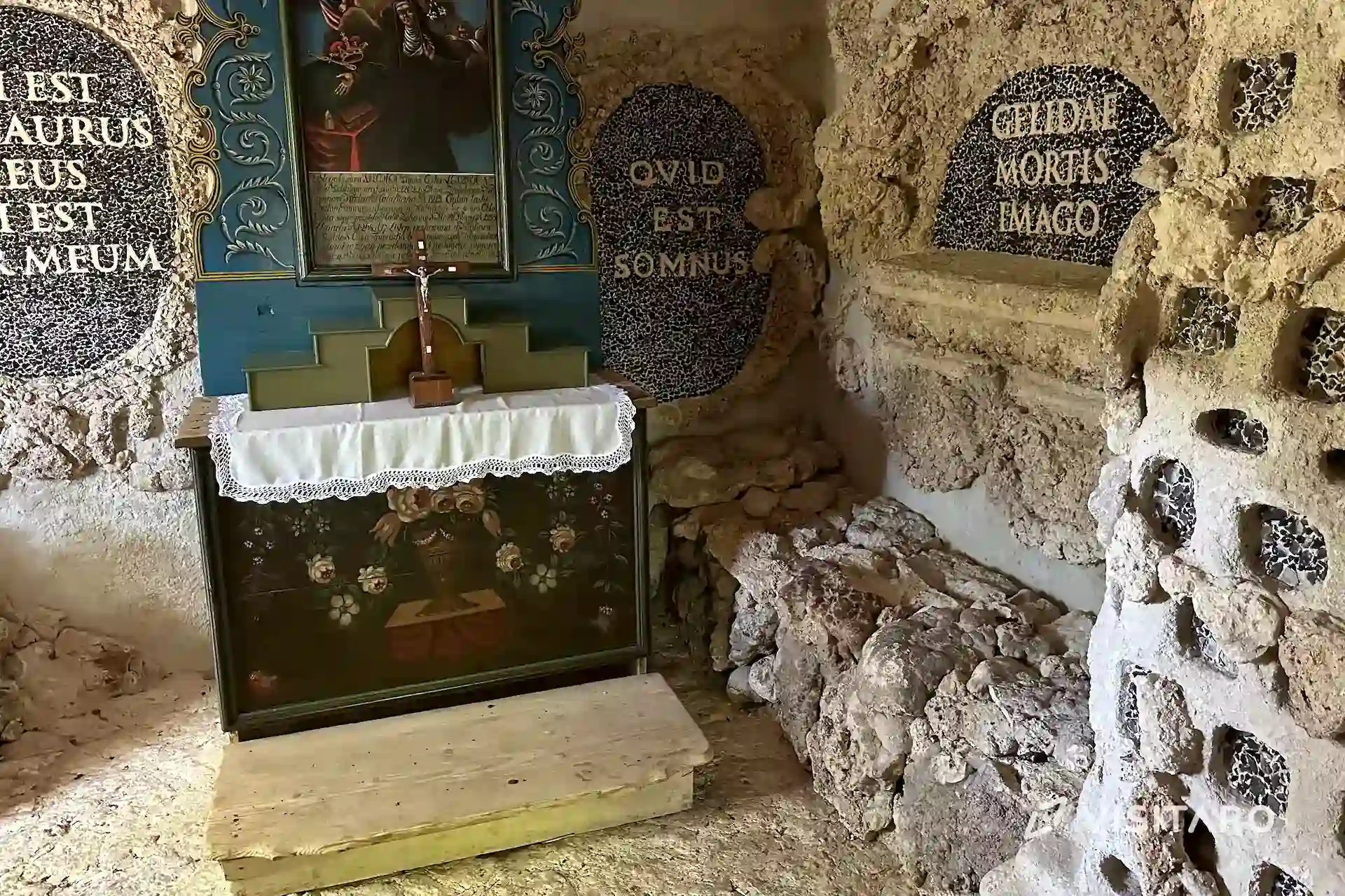 Pustelnia Błogosławionej Salomei w Grodzisku. Zagadkowa atrakcja Ojcowskiego Parku Narodowego Pustelnia Błogosławionej Salomei, wnętrze pustelni, kamienne łoże Salomei