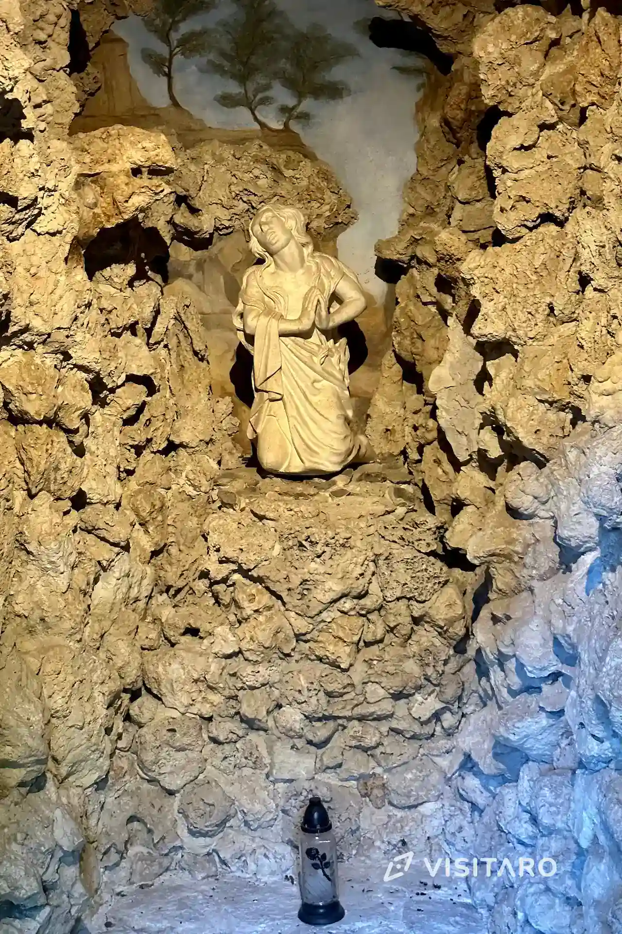 Pustelnia Błogosławionej Salomei w Grodzisku. Zagadkowa atrakcja Ojcowskiego Parku Narodowego Pustelnia Błogosławionej Salomei, wnętrze grot modlitewnych