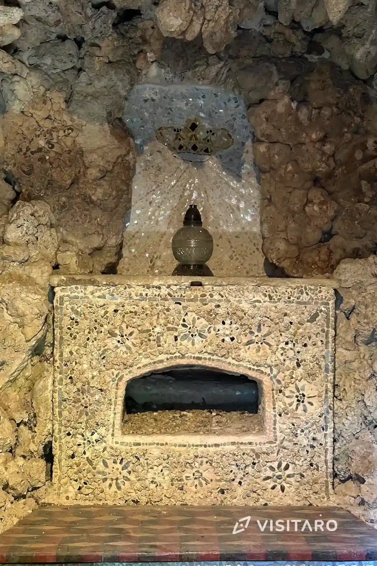 Pustelnia Błogosławionej Salomei w Grodzisku. Zagadkowa atrakcja Ojcowskiego Parku Narodowego Pustelnia Błogosławionej Salomei, wnętrze grot modlitewnych