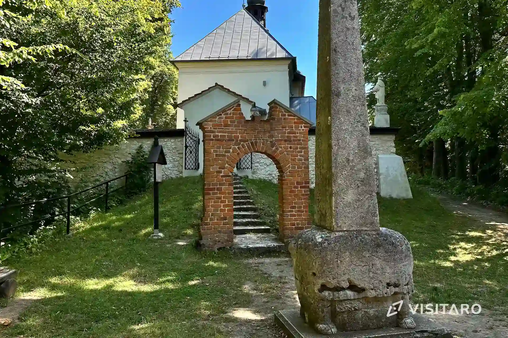 Pustelnia Błogosławionej Salomei w Grodzisku. Zagadkowa atrakcja Ojcowskiego Parku Narodowego Pustelnia Błogosławionej Salomei, obelisk na grzbiecie słonia