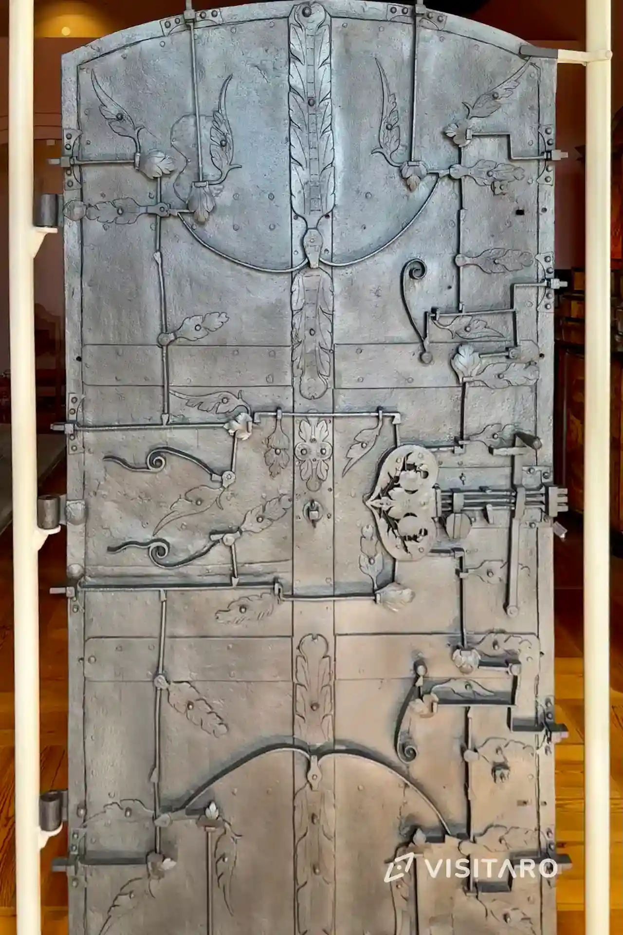 Zamek Pieskowa Skała. Perła polskiego renesansu Zamek Pieskowa Skała, drzwi do skarbca