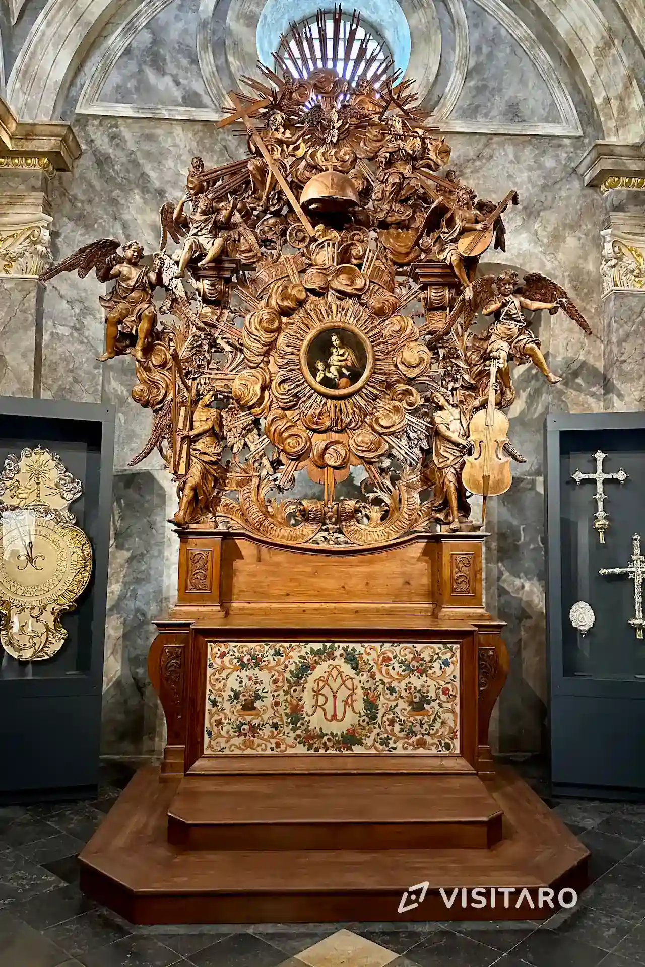 Zamek Pieskowa Skała. Perła polskiego renesansu Zamek Pieskowa Skała, ołtarz w kaplicy zamkowej