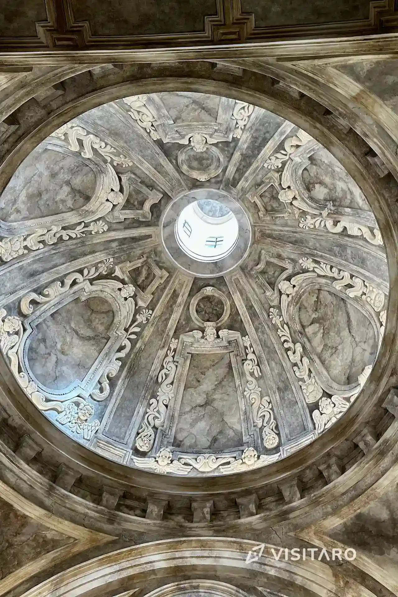 Zamek Pieskowa Skała. Perła polskiego renesansu Zamek Pieskowa Skała, ozdobne sklepienie kaplicy zamkowej