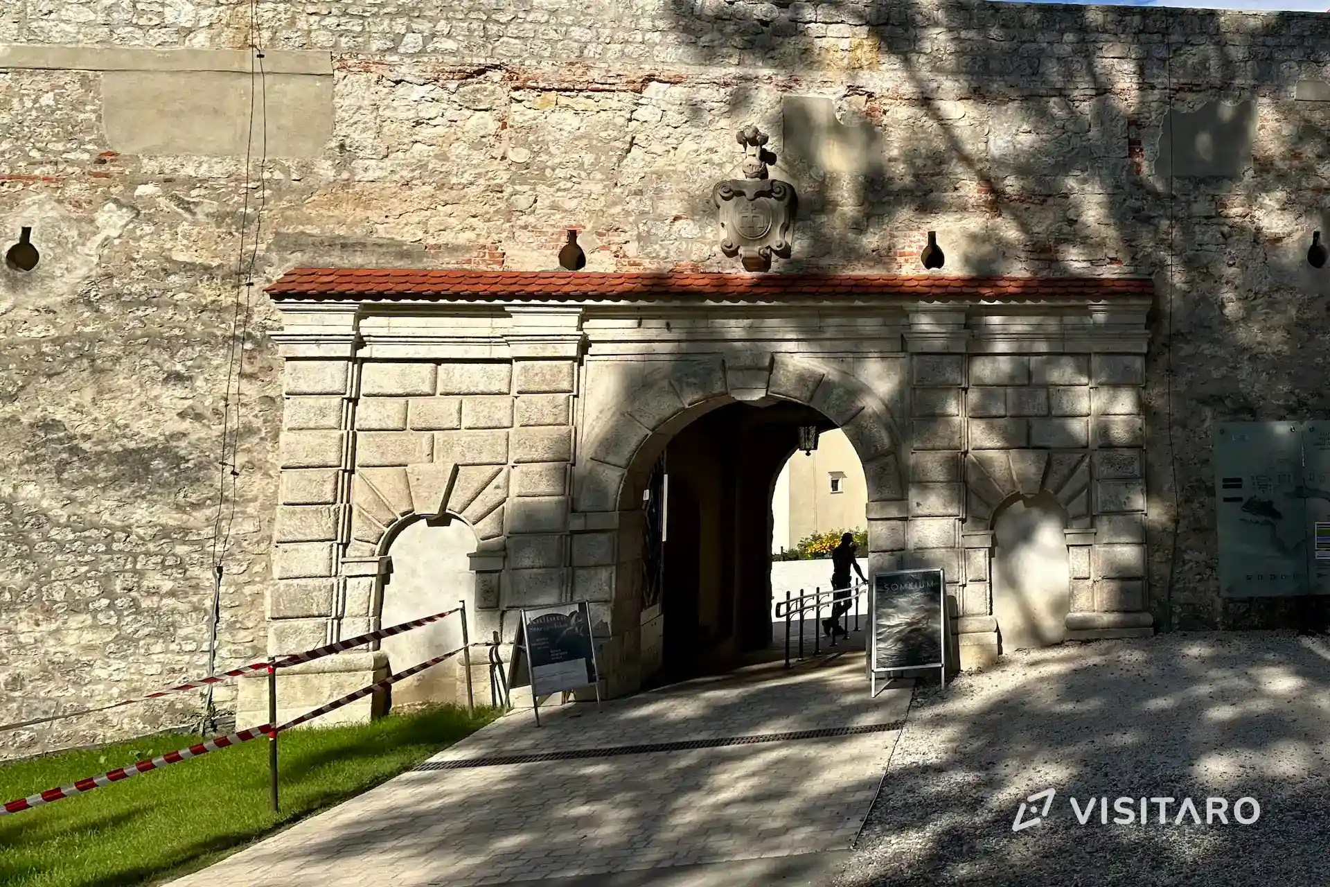 Zamek Pieskowa Skała. Perła polskiego renesansu Zamek Pieskowa Skała, brama prowadząca na teren kompleksu