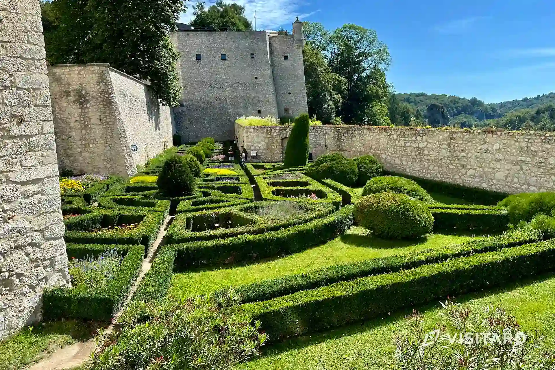 Zamek Pieskowa Skała. Perła polskiego renesansu Zamek Pieskowa Skała, ogrody