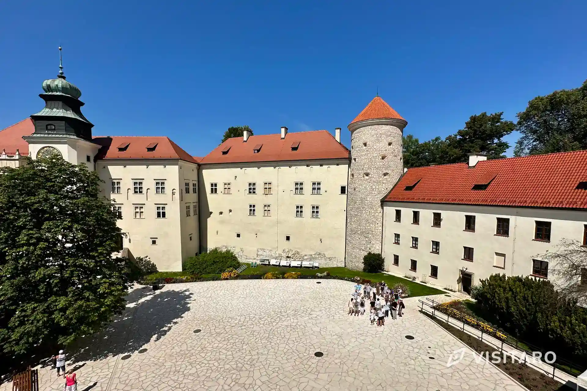 Zamek Pieskowa Skała. Perła polskiego renesansu Zamek Pieskowa Skała, dziedziniec zewnętrzny