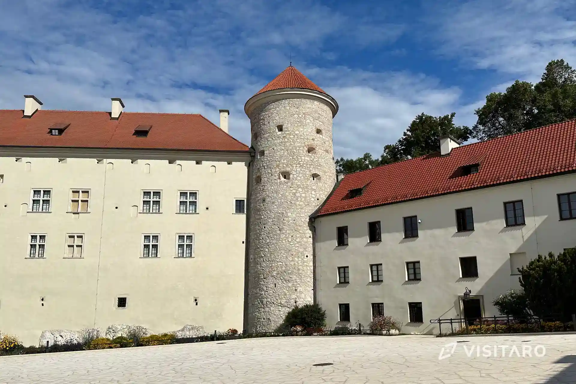 Zamek Pieskowa Skała. Perła polskiego renesansu Zamek Pieskowa Skała dziedziniec zewnętrzny