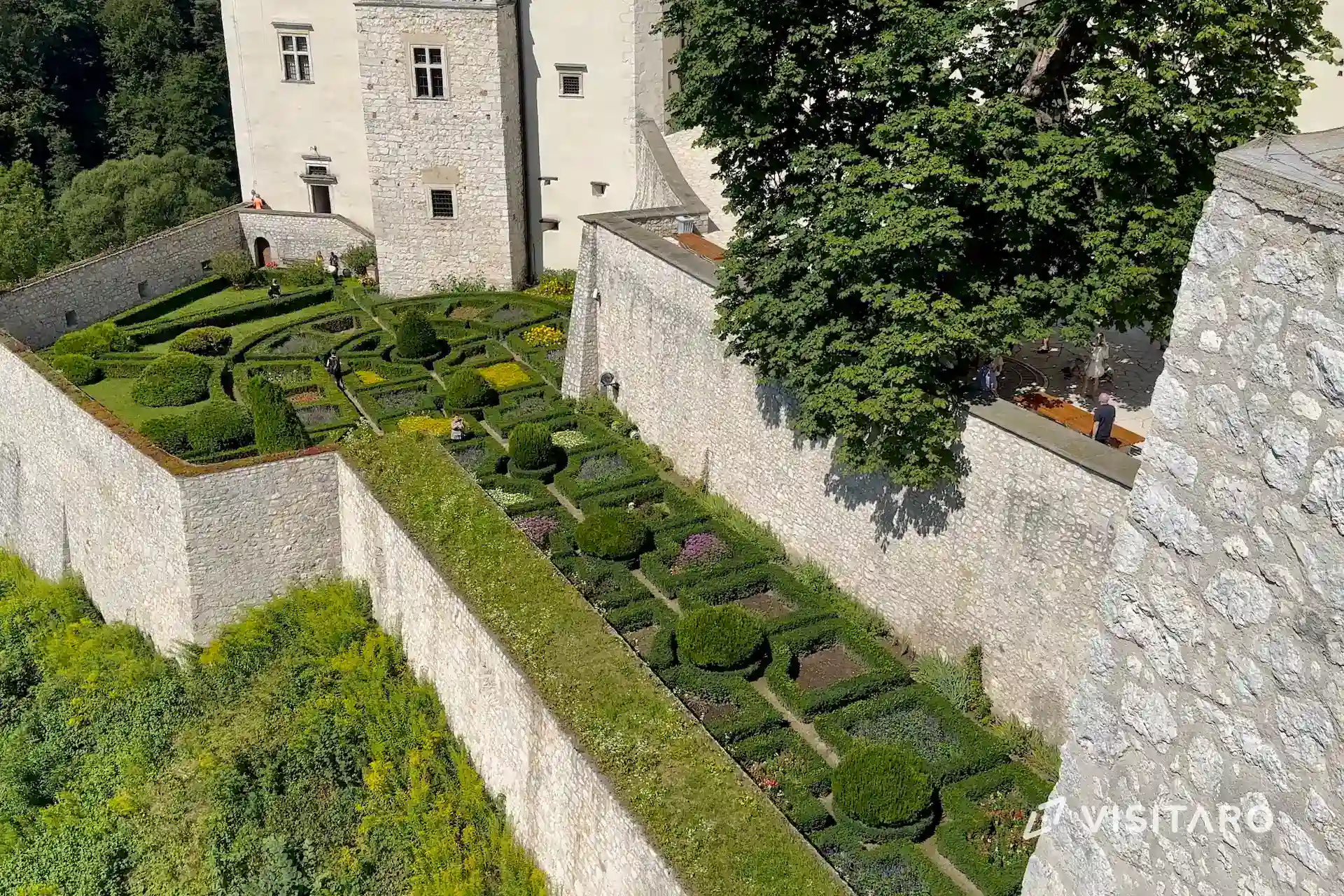 Zamek Pieskowa Skała. Perła polskiego renesansu Zamek Pieskowa Skała widok na ogrody