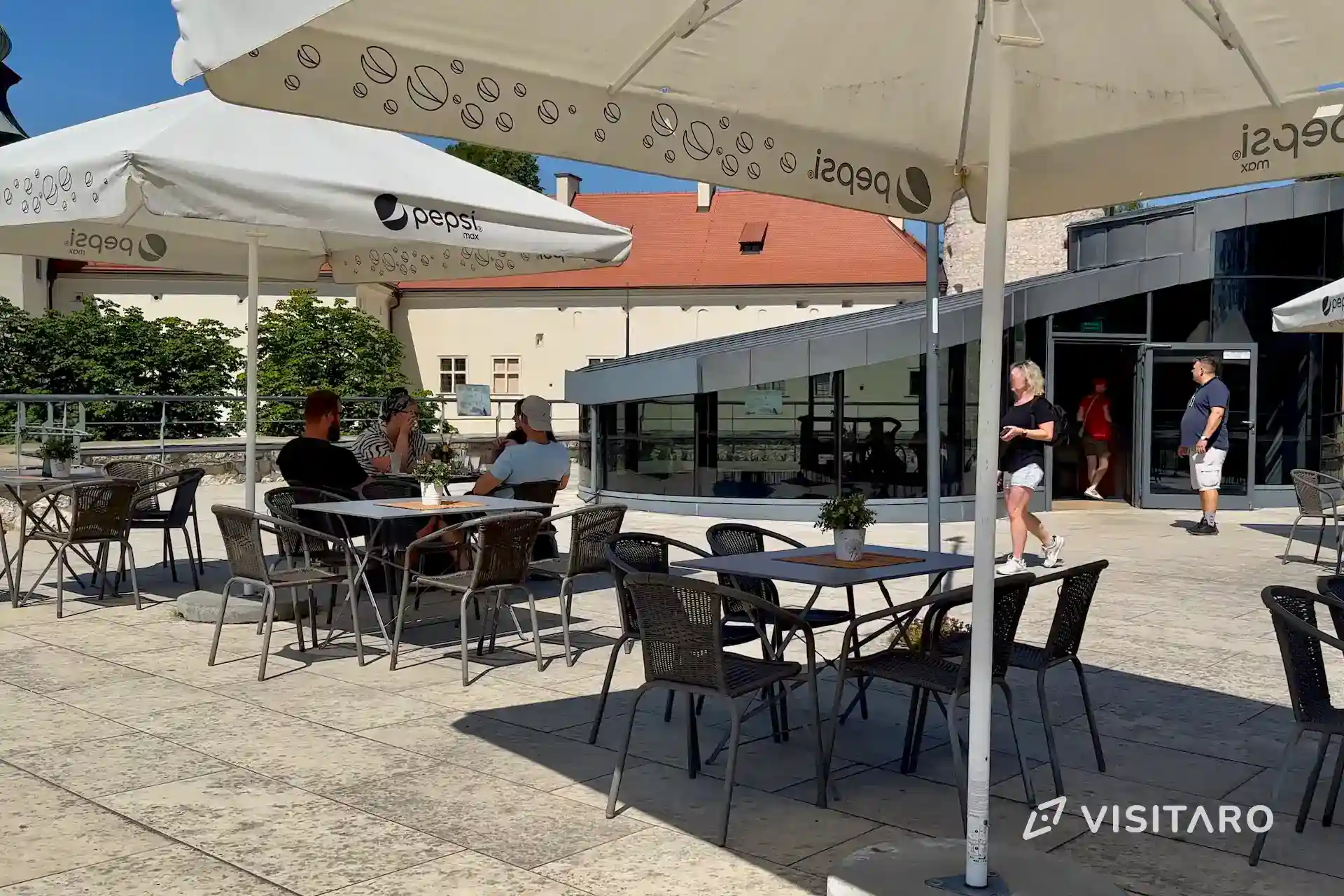 Zamek Pieskowa Skała. Perła polskiego renesansu Zamek Pieskowa Skała, punkt widokowy, stoliki kawiarniane