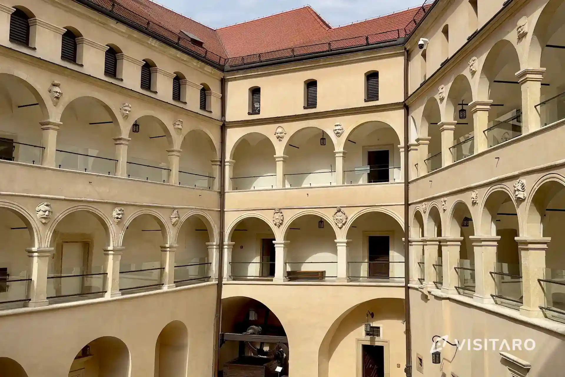 Zamek Pieskowa Skała. Perła polskiego renesansu Zamek Pieskowa Skała, dziedziniec arkadowy