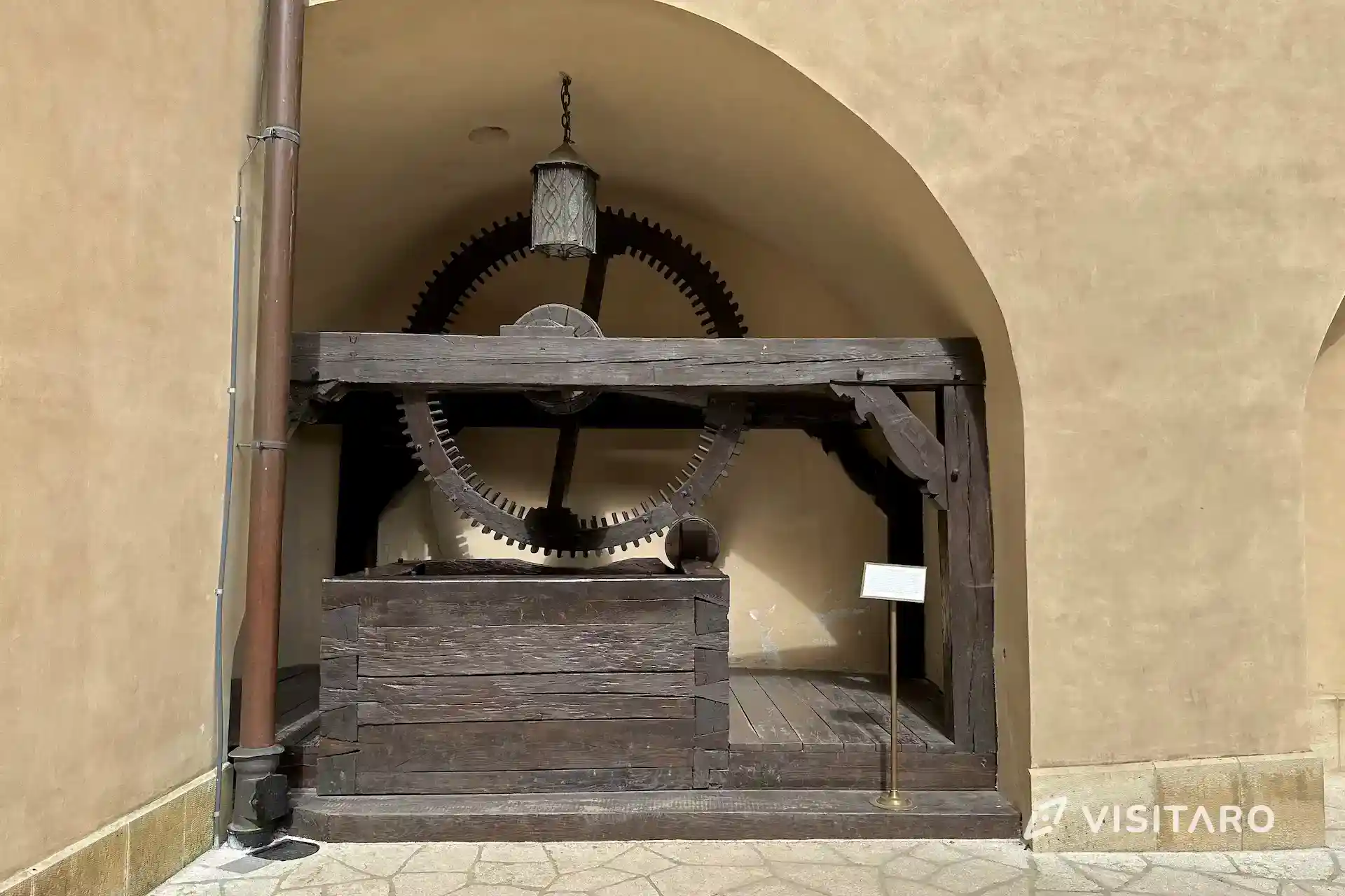 Zamek Pieskowa Skała. Perła polskiego renesansu Zamek Pieskowa Skała, studnia na dziedzińcu arkadowym