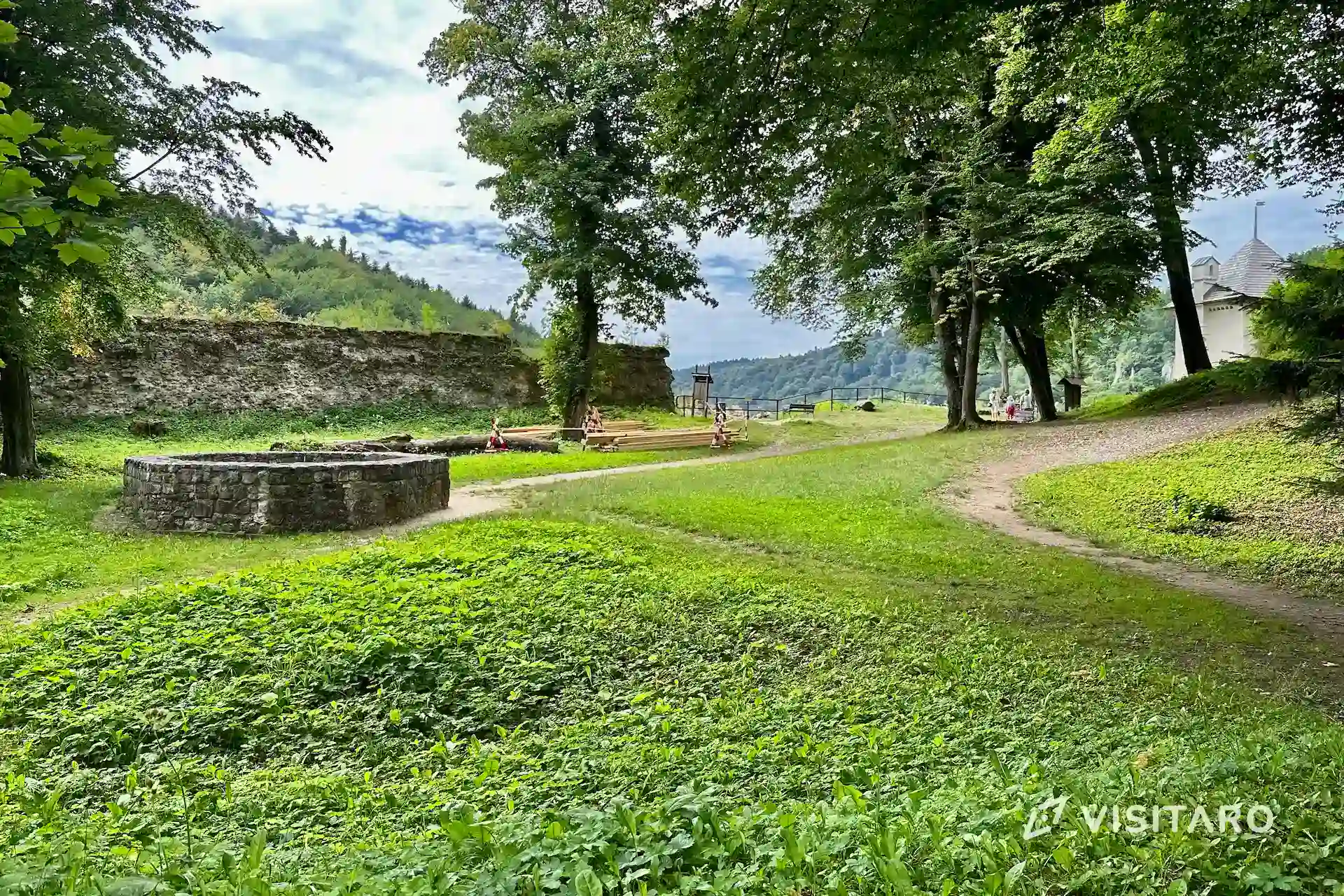 Zamek w Ojcowie. Ruiny jednego z najbardziej znanych zamków w Polsce zamek w Ojcowie, studnia