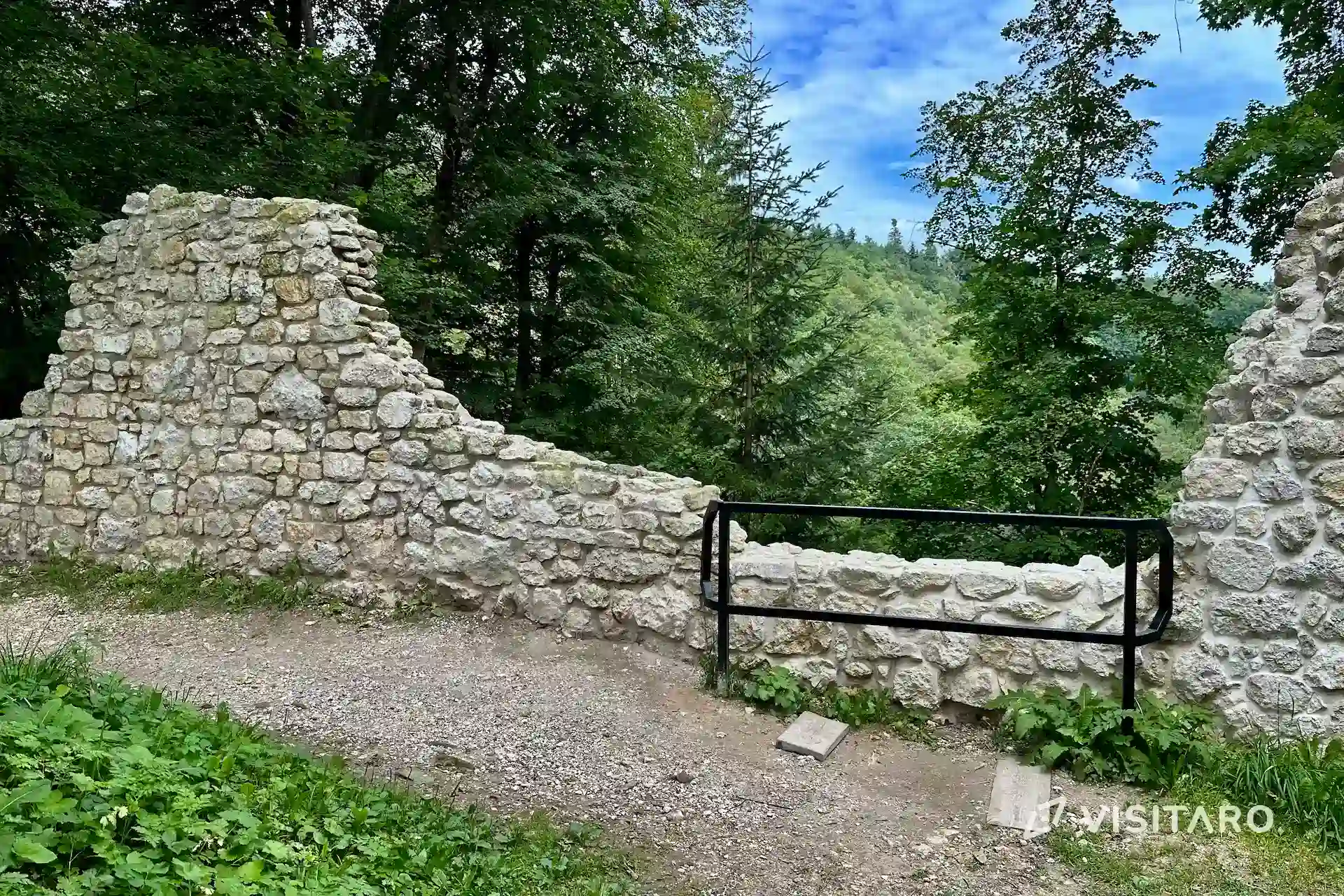 Zamek w Ojcowie. Ruiny jednego z najbardziej znanych zamków w Polsce zamek w Ojcowie, fragment murów obronnych