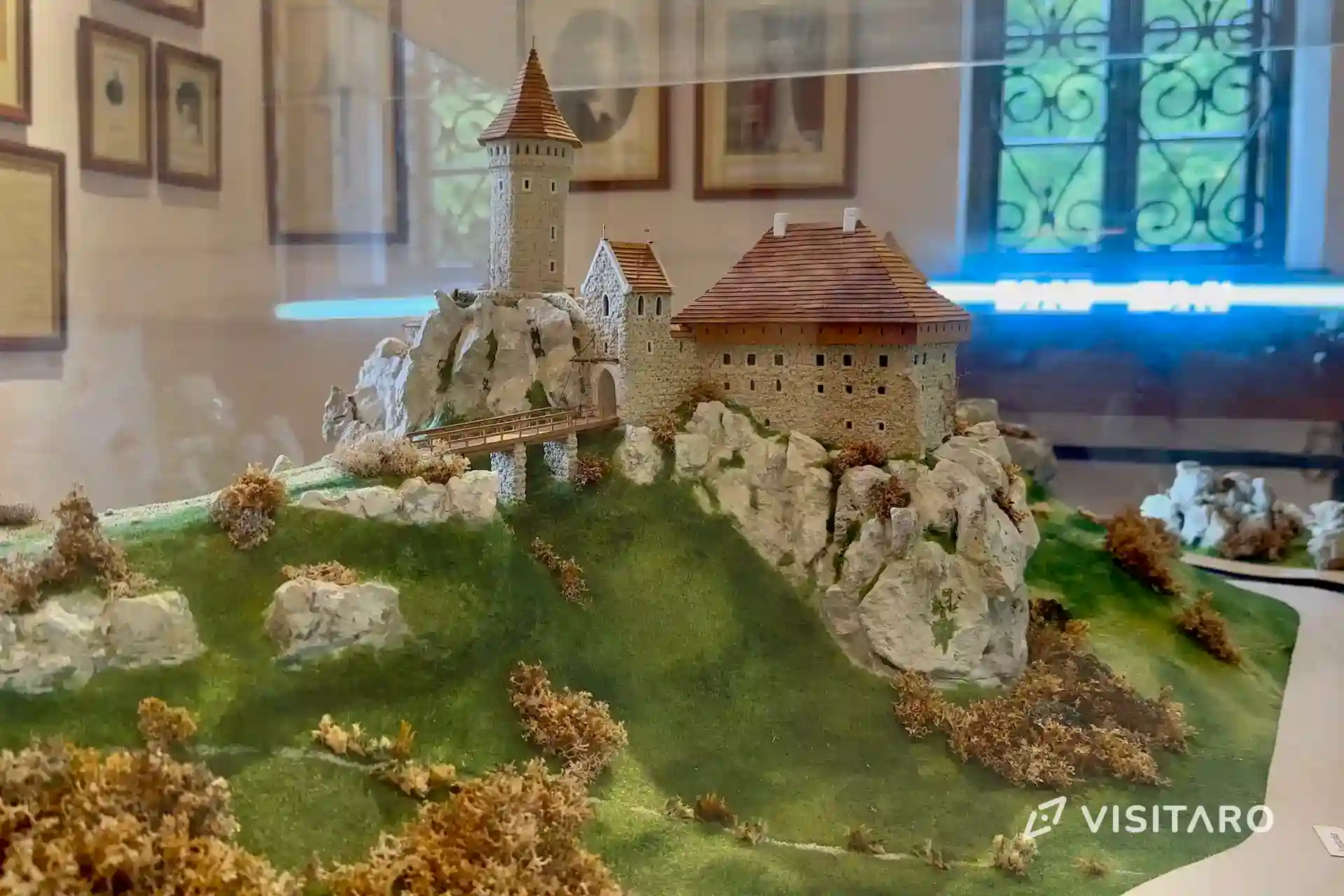 Zamek w Ojcowie. Ruiny jednego z najbardziej znanych zamków w Polsce zamek w Ojcowie, makieta przedstawiająca zamek w XV w.