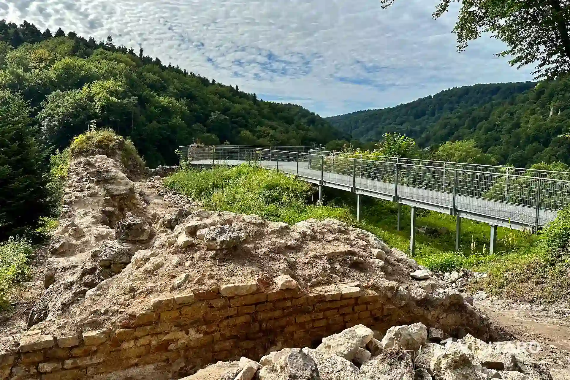 Zamek w Ojcowie. Ruiny jednego z najbardziej znanych zamków w Polsce zamek w Ojcowie, taras widokowy